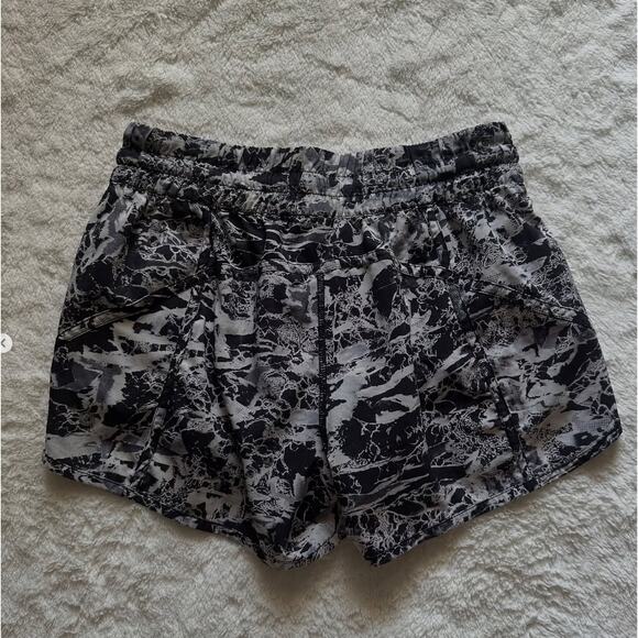Lululemon Tracker Short Size 8 - Like New Condition! - Picture 4 of 5